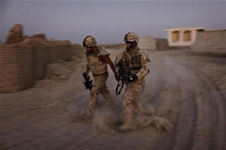 Quân Canada tuần tra ở quận Panjwaii, Afghanistan.